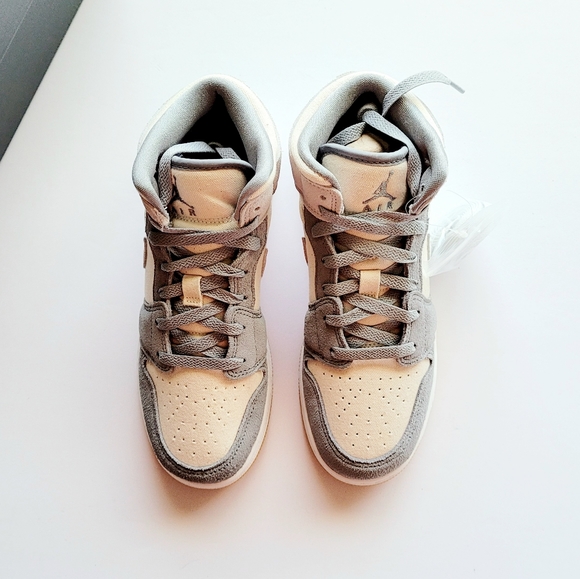 Air Jordan 1 Mid SE (GS) Coconut Milk Youth 6.5 Women's 8 - Picture 3 of 6